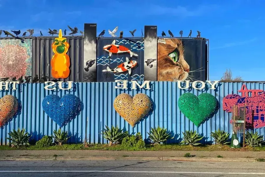 Opere d'arte e murales nel quartiere Bayview di San Francisco.